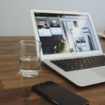 safari vollbildmodus iphone clear glass and iPhone beside turned on MacBook